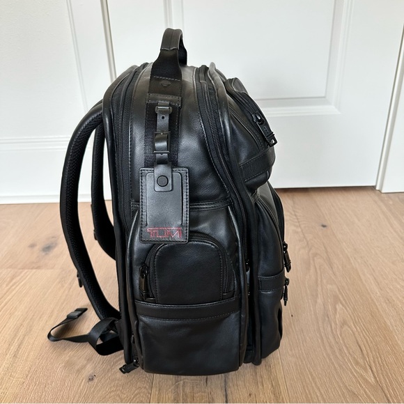 🆕Tumi Alpha 2 Leather Business Class Brief Pack 🆕Tumi Alpha 2 Leather Business Class Brief Pack